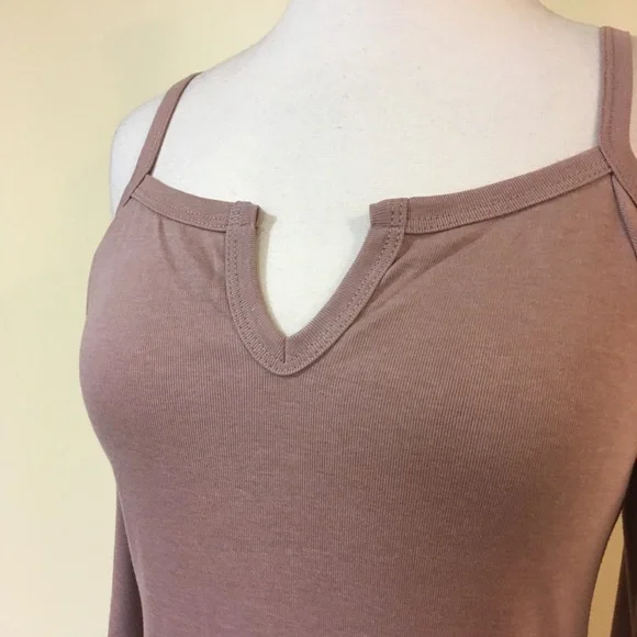 Mauve Bell Sleeve Cold Shoulder Shirttail Hem Top - Picture 3 of 5
